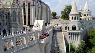 Budapeşte, Macaristan - 5 Ağustos, 2018: antik gelen turist Matthias kilise ve Buda içinde bulunan balıkçılar burç 1269 içinde inşa.
