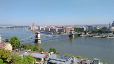 Budapeşte, Macaristan - 6 Ağustos, 2018: Chain Bridge (Macarca) içinde en eski ve Budapeşte'en ünlü köprü 1849 yılında açıldı, Buda ve Pest şehirleri bağlanır. 