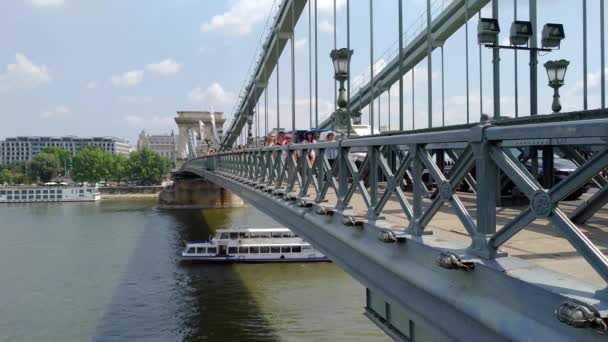 Budapest Hungría Agosto 2018 Personas Indefinidas Caminando Por Puente Las — Vídeo de stock