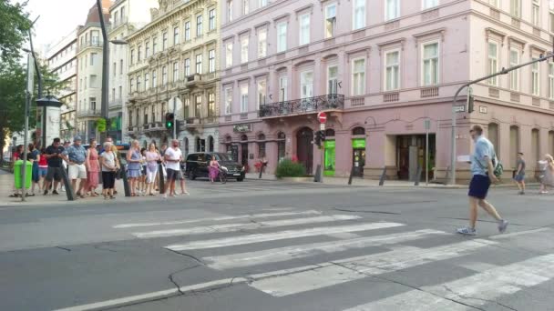 匈牙利布达佩斯 2018年8月 未定义的人穿过街道在城市的交通灯 — 图库视频影像
