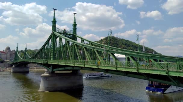 Budapest Hungary August 2018 Freedom Bridge Szabadsg Danube Connecting Buda — Stock Video