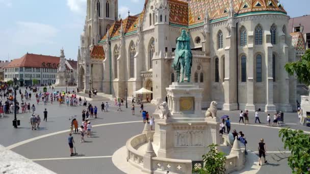 Будапешт Венгрия Августа 2018 Года Туристы Посещают Древнюю Церковь Маттиаса — стоковое видео