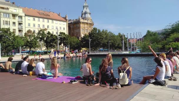 Budapeszt Węgry Sierpień 2018 Ludzi Siedzących Fontannę Placu Deak Ferenc — Wideo stockowe