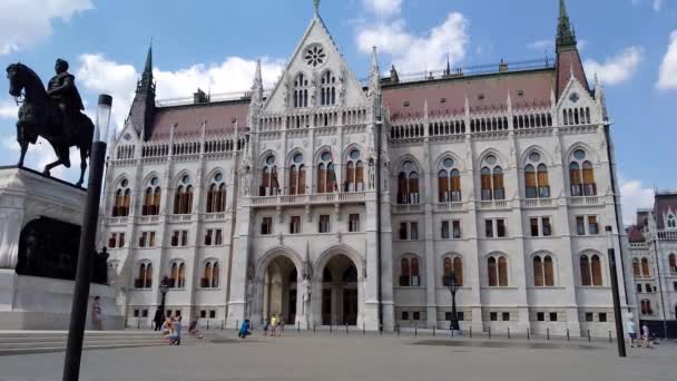 ブダペスト ハンガリー 2018 ブダペストの議会 ハンガリー語 Orszghz のブダペストの王宮は シンボル ハンガリーの国家総会の座席は — ストック動画