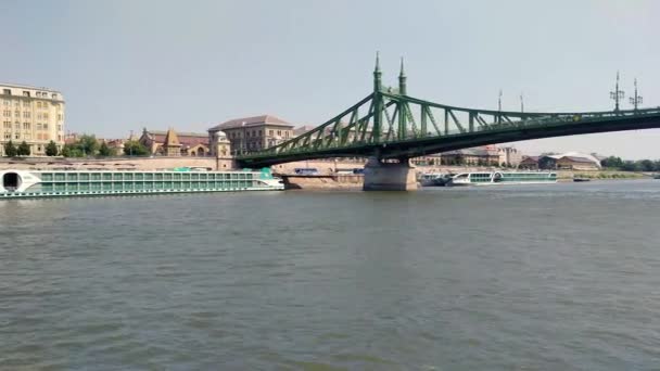Budapest Hungría Agosto 2018 Puente Libertad Szabadsg Está Danubio Conectando — Vídeo de stock