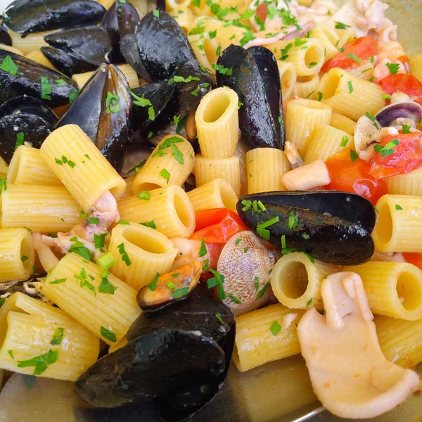 Tipycal Italienische Pasta Namens Mezze Maniche Allo Scoglio Mit Meeresfrüchten — Stockfoto