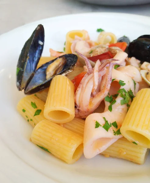 Pasta Italiana Tipycal Llamado Mezze Maniche Allo Scoglio Con Mariscos — Foto de Stock