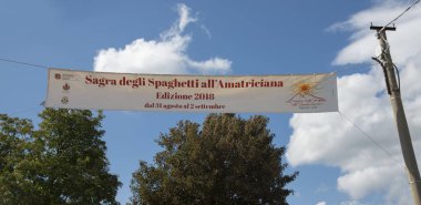 Amatör, İtalya - 1 Eylül 2018: spagetti festival işareti all'amatriciana, Amatör tipik çanak