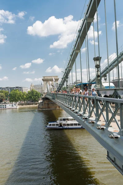 Budapeşte Macaristan Ağustos 2018 Chain Bridge Genelinde Kişi — Stok fotoğraf