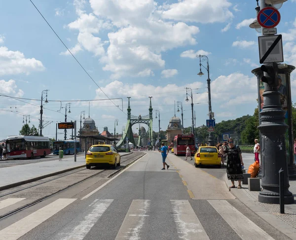 匈牙利布达佩斯 2018年8月 自由桥梁在多瑙河连接的布达和害虫 特别开放给行人和固定的车辆交通 — 图库照片