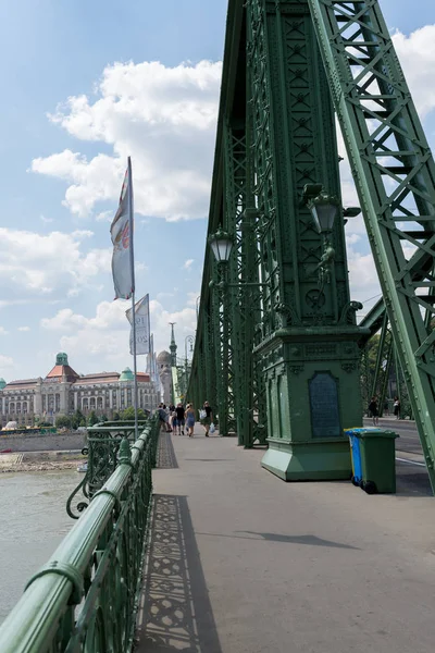 ブダペスト ハンガリー 2018 ブダとペストを結ぶドナウ川には自由の橋です 非常に歩行者に開いている 車のトラフィックへの固定 — ストック写真