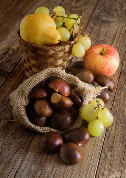 Uvas Castañas Manzanas Frutas Otoño Mesa Madera — Foto de Stock
