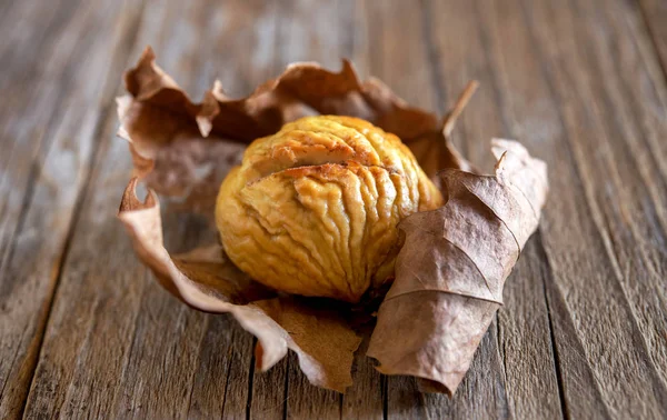 Kastanjes Geroosterde Herfst Vruchten Houten Tafel — Stockfoto