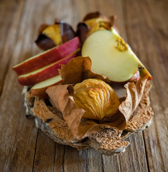 Druiven Kastanjes Appels Herfst Vruchten Houten Tafel — Stockfoto