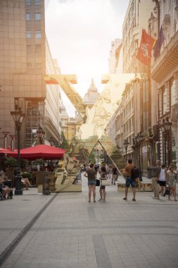 Budapeşte, Macaristan - 3 Ağustos 2018: insanlar moda günbatımında sokak