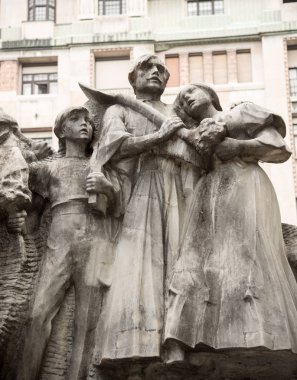Budapeşte, Macaristan - 3 Ağustos 2018: detayını Mihaly Vorosmarty Macar şair eşsesli meydanında mermer heykel heykeltıraş Ede Kallos tarafından yapılan.