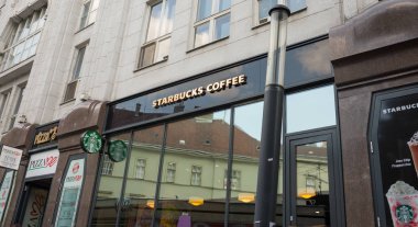 Budapeşte, Macaristan - 3 Ağustos 2018: Starbucks kahve tabelada mağaza moda sokakta.