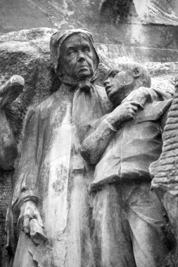 Budapeşte, Macaristan - 3 Ağustos 2018: detayını Mihaly Vorosmarty Macar şair eşsesli meydanında mermer heykel heykeltıraş Ede Kallos tarafından yapılan.