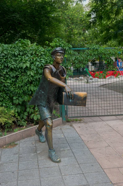 布达佩斯 匈牙利 2018年8月3日 报纸递送的男孩青铜雕像 — 图库照片