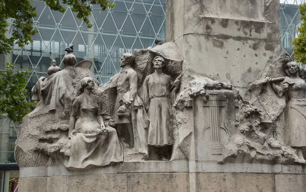 布达佩斯 匈牙利 2018年8月3日 大理石雕像的米哈里 西迈弗洛斯马提匈牙利诗人在同名广场 由雕塑家埃德当卡洛斯 — 图库照片