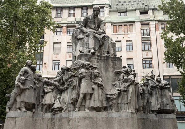 布达佩斯 匈牙利 2018年8月3日 大理石雕像的米哈里 西迈弗洛斯马提匈牙利诗人在同名广场 由雕塑家埃德当卡洛斯 — 图库照片