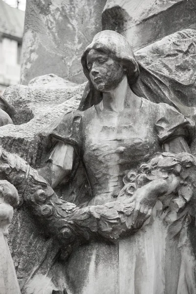布达佩斯 匈牙利 2018年8月3日 米哈里 西迈弗洛斯马提的大理石雕像细节同名广场的匈牙利诗人 由雕刻家埃德当卡洛斯 — 图库照片