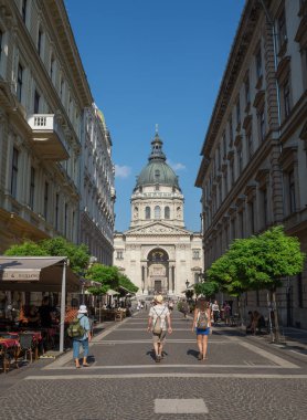 Budapeşte, Macaristan - 3 Ağustos, 2018: insanlar ve dış of.St. Stephen Bazilikası inşa şehir haşere bölgesinde bulunan 1905 '