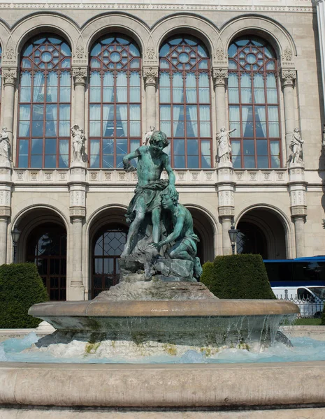 ブダペスト ハンガリー 2018 Vigado 広場と噴水にコンサート ホールの家の建築詳細 — ストック写真