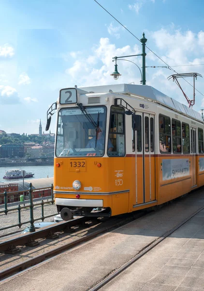 ドナウ川を渡すために ブダペスト ハンガリー 2018 Tram はパノラマと呼ばれる — ストック写真
