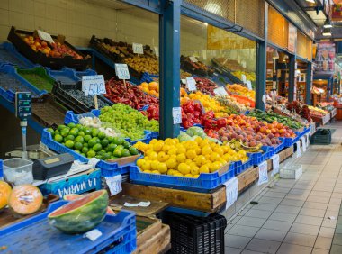 Budapeşte, Macaristan - 4 Ağustos 2018: şehir içinde belgili tanımlık çarşı, iç. Budapeşte'en büyük ve en eski kapalı pazar merkezi piyasada (Macar Nagycsarnok) olduğunu.