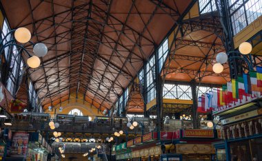 Budapeşte, Macaristan - 4 Ağustos 2018: şehir içinde belgili tanımlık çarşı, iç. Budapeşte'en büyük ve en eski kapalı pazar merkezi piyasada (Macar Nagycsarnok) olduğunu.