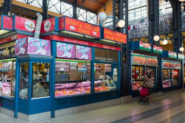 Budapeşte, Macaristan - 4 Ağustos 2018: şehir içinde belgili tanımlık çarşı, iç. Budapeşte'en büyük ve en eski kapalı pazar merkezi piyasada (Macar Nagycsarnok) olduğunu.