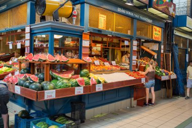 Budapeşte, Macaristan - 4 Ağustos 2018: şehir içinde belgili tanımlık çarşı, iç. Budapeşte'en büyük ve en eski kapalı pazar merkezi piyasada (Macar Nagycsarnok) olduğunu.