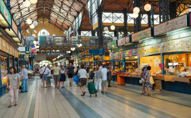 Budapeşte, Macaristan - 4 Ağustos 2018: şehir içinde belgili tanımlık çarşı, iç. Budapeşte'en büyük ve en eski kapalı pazar merkezi piyasada (Macar Nagycsarnok) olduğunu.