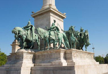 Budapeşte, Macaristan - 7 Ağustos 2018: heykel ve mimari ayrıntılı olarak Heroes Square