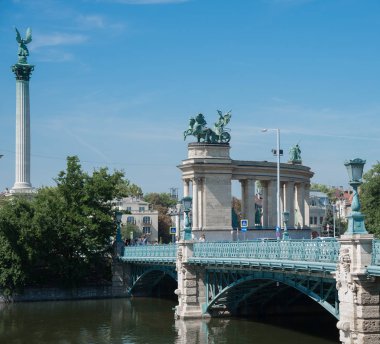 Budapeşte, Macaristan 7 Ağustos 2018: tanımsız insanlarla Varosligeti park ve Heroes Square düşündüren görünüm