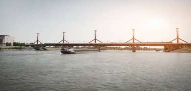 Budapeşte, Macaristan - 8 Ağustos 2018: gün batımında Petofi Köprüsü'nün görünümü