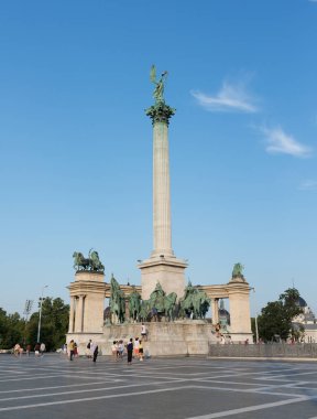 Budapeşte, Macaristan - 8 Ağustos 2018: undefined insanlar Macar Hosok Tere Kahramanlar Meydanı'nda