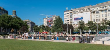 Budapeşte, Macaristan - 7 Ağustos 2018: undefined Deak Ferenc ter Çeşme üzerinde oturan insanlar