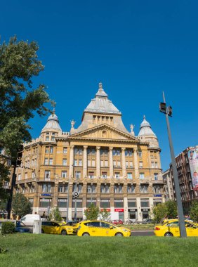 Budapeşte, Macaristan - 7 Ağustos 2018: Deak Ferenc Meydanı tarihi binanın cephe