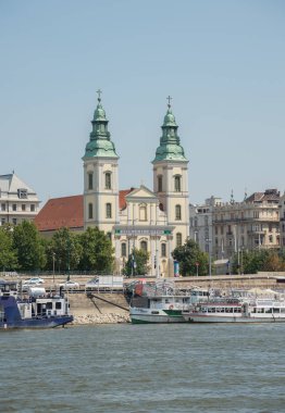 Budapeşte, Macaristan - 8 Ağustos 2018: Ortodoks Katedrali Our Lady Tuna Nehri üzerinde