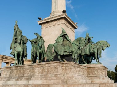 Budapeşte, Macaristan - 8 Ağustos 2018: heykel ve mimari ayrıntılı olarak Heroes Square