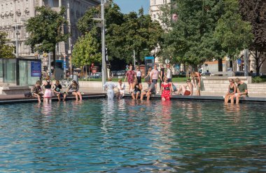 Budapeşte, Macaristan - 7 Ağustos 2018: undefined Deak Ferenc ter Çeşme üzerinde oturan insanlar