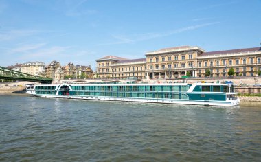 Budapeşte, Macaristan - 8 Ağustos, 2018: peyzaj taşıma veya turistik Restoran için kullanılan deniz araçları ile Tuna Nehri manzaralı.