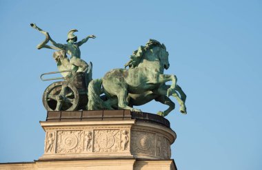 Budapeşte, Macaristan - 8 Ağustos 2018: heykel ve mimari ayrıntılı olarak Heroes Square