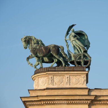 Budapeşte, Macaristan - 8 Ağustos 2018: heykel ve mimari ayrıntılı olarak Heroes Square