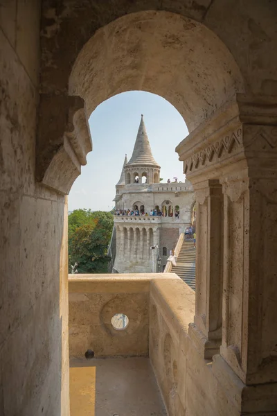 Budapest Ungheria Agosto 2018 Turisti Visitano Antica Chiesa Mattia Bastioni — Foto Stock