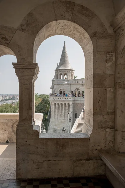 Budapeszt Węgry Sierpień 2018 Turystów Odwiedzających Starożytnego Kościoła Macieja Bastiony — Zdjęcie stockowe