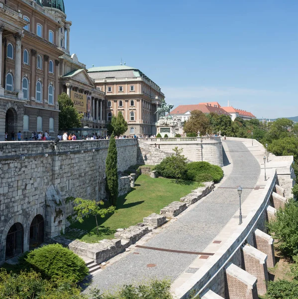Budapešť Maďarsko Srpen 2018 Turisté Navštívit Starověké Matthias Church Bašty — Stock fotografie