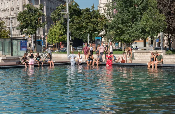 Budapest Hungary August 2018 Undefined People Sitting Fountain Deak Ferenc — Stock Photo, Image